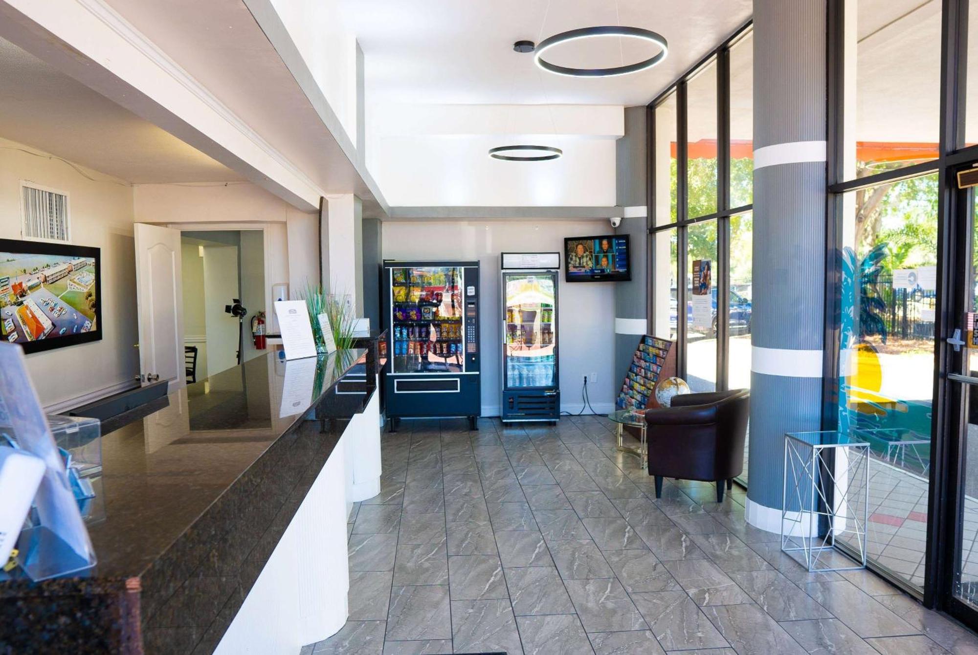 Howard Johnson By Wyndham Clearwater - Dunedin Exterior photo
