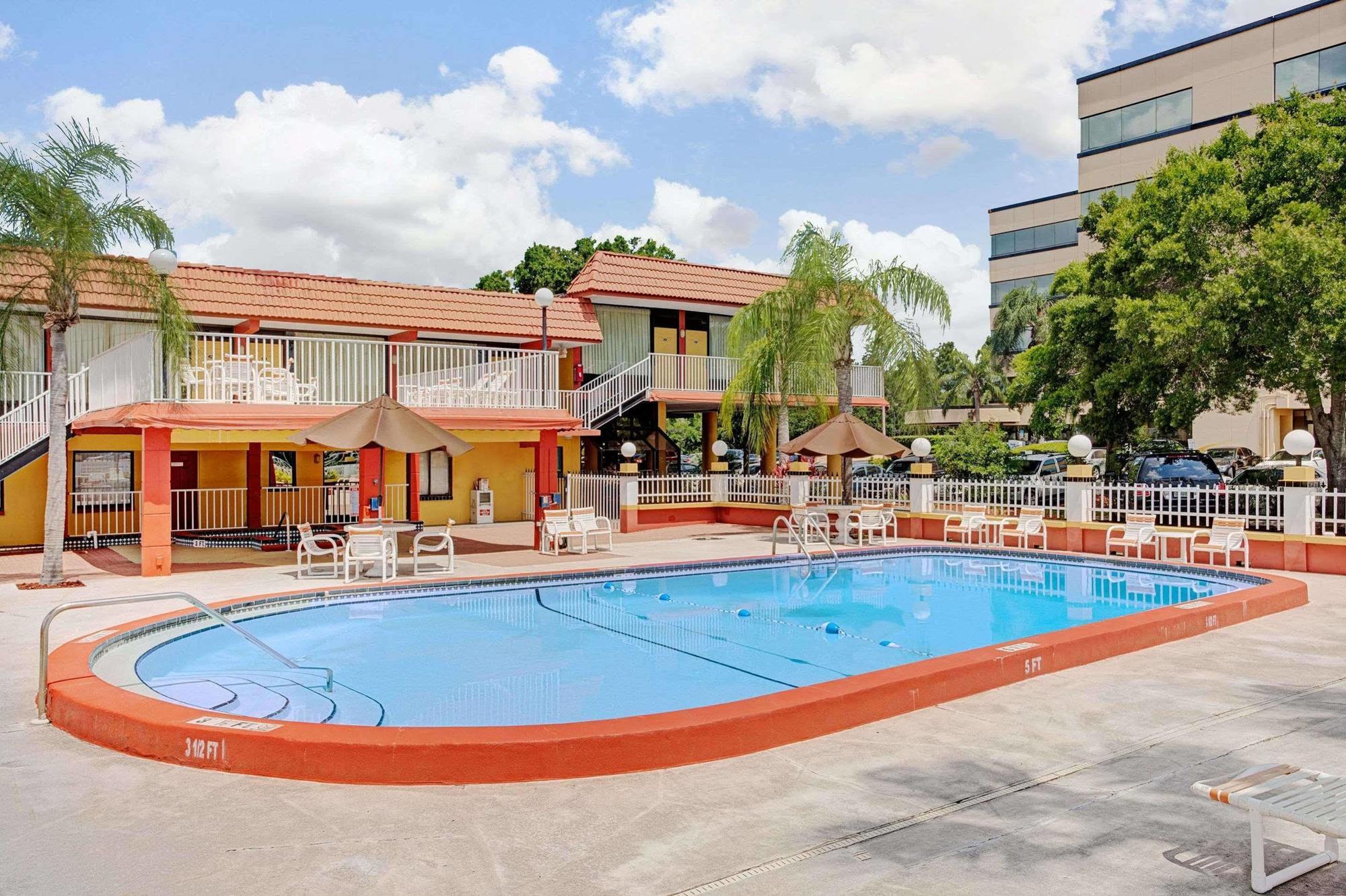 Howard Johnson By Wyndham Clearwater - Dunedin Exterior photo
